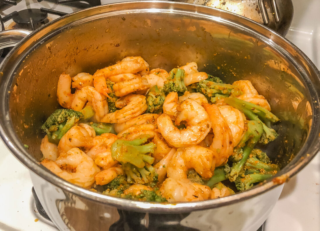 Spicy shrimp and broccoli in a pot.